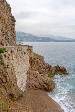 Monako 'daki Akdeniz kıyısındaki Cliff ve Small Beach