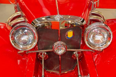 Klasik Kırmızı Araba Ön farları Krom Izgara