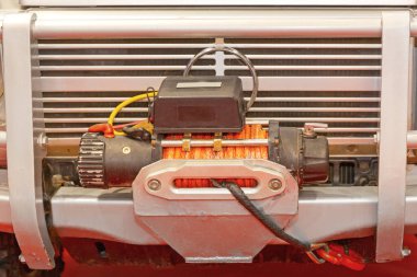 Araç Kapalı Yol Aracının Önündeki Vinç Aygıtı