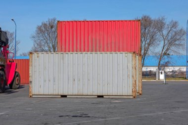 Terminal Terminalinde istiflenmiş kargo konteynırları