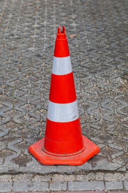 Sokak Köşkündeki Kırmızı ve Beyaz Trafik Konisi