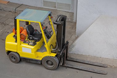 Binanın Önündeki Gaz Gücü Olan Sarı Forklift Aracı