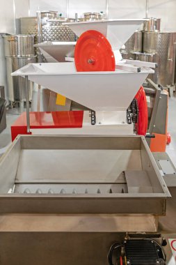 Şarap Üretim Tesisinde Silo Tankları ve Makineleri