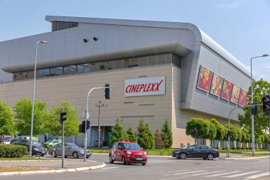 Belgrad, Sırbistan - 07 Mayıs 2018: Yeni Belgrad 'da Sinema Sineması ile Delta Kent Alışveriş Merkezi.