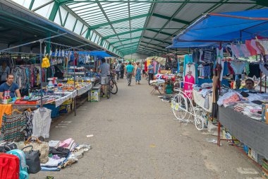 Novi Sad, Sırbistan - 2 Haziran 2018: Sırbistan 'ın Novi Sad kentindeki Salon Bit Pazarında İnsanlar Alışveriş Yapıyor.