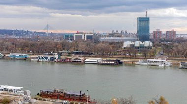 Belgrad, Sırbistan - 12 Aralık 2018: Yeni Belgrad Şehri ve Sava Nehri Soğuk Kış Günü