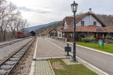 Mokra Gora, Sırbistan - 18 Mart 2017: Sırbistan 'ın Mokra Gora kentindeki Sargan 8 numaralı tren istasyonu.