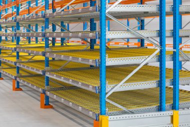 Dağıtım Deposunda Yerçekimi Akışı Rafı Rafı