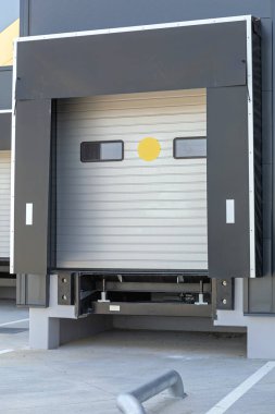 Dağıtım Deposunda Yük Kapısı Yükleniyor