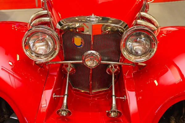 Klasik Kırmızı Araba Ön farları Krom Izgara
