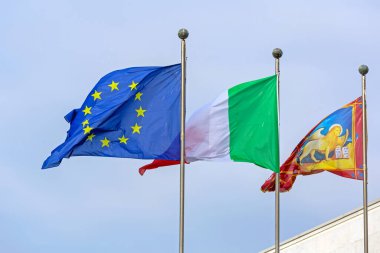 Venedik, İtalya - 10 Ocak 2017: Venedik, İtalya 'da Aslan ve Avrupa Birliği Bayrakları Birlikte.