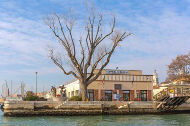 Venedik, İtalya - 9 Ocak 2017: Venedik, İtalya 'daki San Basilio Cruise Terminal Binası.