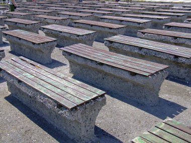 İstanbul 'da Boş Beton Bankları Türkiye' de Güneşli Gün