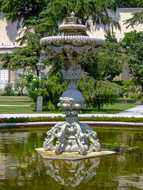 İstanbul, Türkiye - 01 Ağustos 2006: İstanbul, Türkiye 'deki Dolmabahce Sarayı Parkı' ndaki Su Çeşmesi.