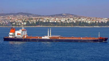 İstanbul, Türkiye - 02 Ağustos 2006: Türkiye 'nin İstanbul kentindeki İstanbul Boğazı' nda Monte Rosso Petrol Ürünleri Tankeri.