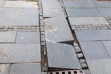 Şehir Caddesinde hasarlı kiremitler ve kaldırım taşları