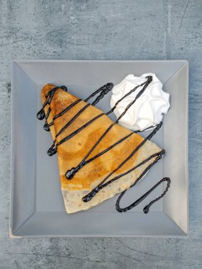 Kare Tabak Üst Görünümü 'nde servis edilen çikolatalı gözleme tatlısı.