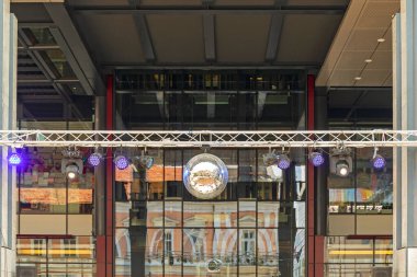 Geçici Sahnede Öncü Işıklı Disko Balosu