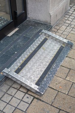 Tekerlekli Sandalye Kullanıcı Binası Erişimi için Bir Adım Rampası