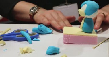 Pasta Şefi Küçük Fondant Figürlü Kek Dekorasyonunu Geliştirdi