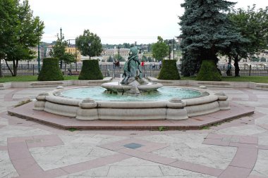 Budapeşte, Macaristan - 13 Temmuz 2015: Macaristan 'ın başkenti Budapeşte' deki Vigado Parkı 'nda heykel ile su çeşmesi.