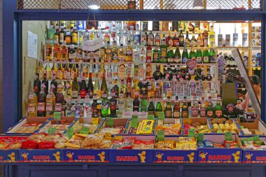 Budapeşte, Macaristan - 13 Temmuz 2015: Budapeşte, Macaristan 'daki Merkez Market Salonunda İçki Dükkanı.