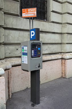 Budapeşte, Macaristan - 13 Temmuz 2015: Budapeşte, Macaristan 'da Tek Başına Park Biletleri Makinesi.