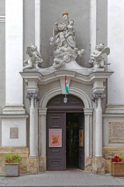 Budapeşte, Macaristan - 13 Temmuz 2015: Macaristan 'ın başkenti Budapeşte' de Vaci Caddesi 'ndeki Saint Michael Kilisesi.