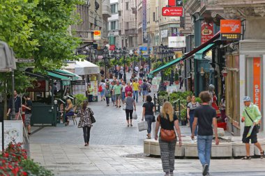 Budapeşte, Macaristan - 13 Temmuz 2015: Macaristan 'ın başkenti Budapeşte' deki Vaci Caddesi Pedestrian Bölgesi 'nde Çok sayıda turist yürüyor.
