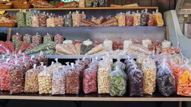 Kurutulmuş meyve ve fındıklar paketlendi.