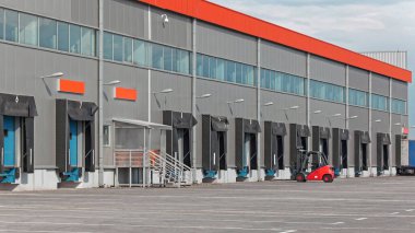 Uzun Dağıtım Deposunda Kamyon Yüklemek için Kargo Rampaları