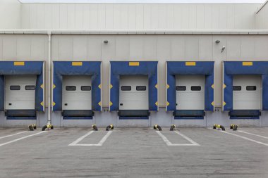 Dağıtım Merkezi Deposunda Kargo Kapıları Yükleme Rampası