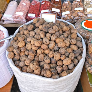 Pazarda kabuklu ceviz torbası.