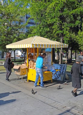 Atina, Yunanistan - 04 Mayıs 2015: Atina, Yunanistan 'da Sintagma Meydanı' nda Bagel Satıcısı.
