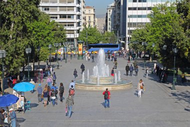 Atina, Yunanistan - 04 Mayıs 2015: Atina, Yunanistan 'daki Sintagma Meydanı Güneşli Günü' nde İnsanlar Çeşmede Dolaşıyor.