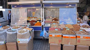 Atina, Yunanistan - 05 Mayıs 2015: Atina, Yunanistan 'daki Çiftçi Pazarı' nda Ceviz ve Kurumuş Meyveler.