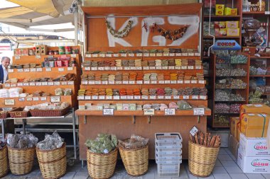 Atina, Yunanistan - 05 Mayıs 2015: Yunanistan 'ın başkenti Atina' da Baharat ve Bitki Dükkanı.