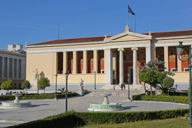 Atina, Yunanistan - 04 Mayıs 2015: Atina, Yunanistan 'da Üniversite Merkez Binası Cephesi.