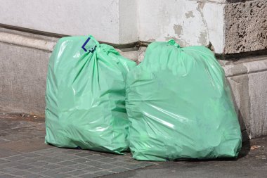 İki Çöp Torbası Sokak Köşesinde Yok Edildi