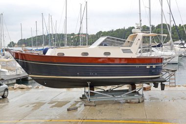 Kış Bakım Servisi için Motorlu Tekne Sudan Çıktı