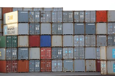 Koper, Slovenya - 14 Ekim 2014: Koper, Slovenya 'daki Terminal Limanında Yeni Otomobil ve Kargo Konteynerleri.