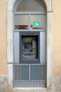 Rovinj, Hırvatistan - 15 Ekim 2014: Raiffeisen Bank Automatic Teller Machine in Wall Rovinj, Hırvatistan.