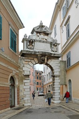 Rovinj, Hırvatistan - 15 Ekim 2014: Hırvatistan 'ın Rovinj kentindeki Arch Balbi Eski Şehir Kapısı Giriş Tarihi Tarihi Tarihi Eser.