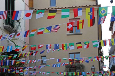 Uluslararası Bayraklar Caddelerin Üzerinde Festival Dekorasyonu