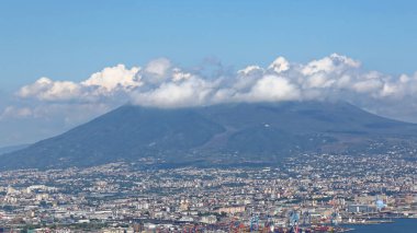 Bulutlar ve Napoli 'de Vezüv Dağı Volkanı