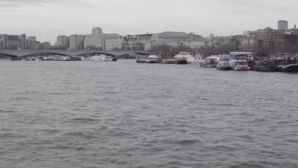 Día Invierno Nublado Del Río Támesis Londres Reino Unido — Vídeos de Stock