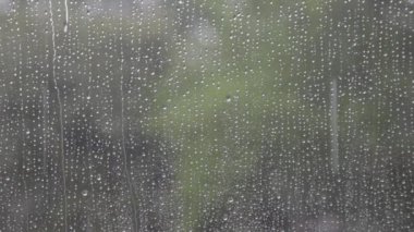 Yağmur Damlaları Islak Pencereden Düşüyor