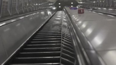 Londra metrosu için boş yürüyen merdiven.
