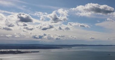 Güneşli Kış Günü Bulutlu Hava Bulutlu