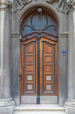 Belgrad 'a Kahverengi Ahşap Çift Kapılı Giriş